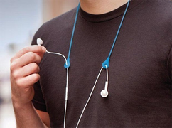 Lái xe máy đeo tai nghe có thể bị xử phạt 1 triệu đồng